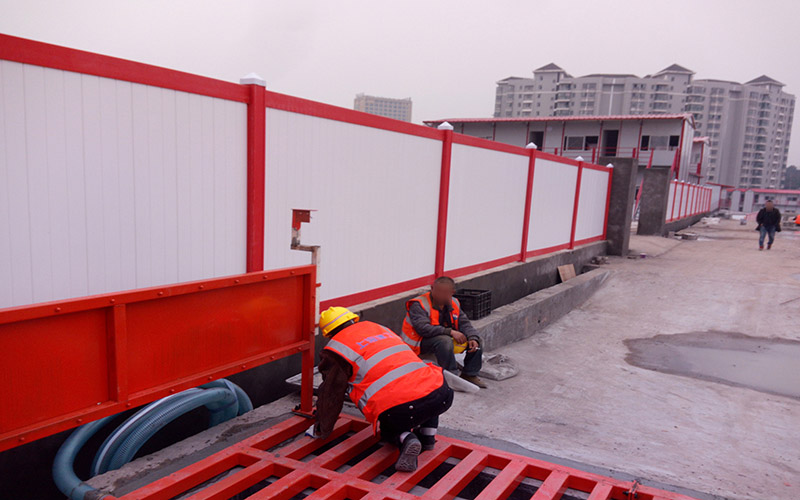 耐用彩鋼瓦圍擋有什么特點？彩鋼瓦圍擋安裝時要注意什么？